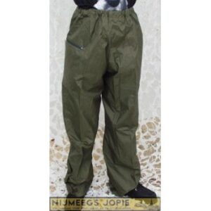 Groene militaire regenbroek, valt iets groter uit