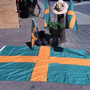 Grote groen met oranje kruis nijmeegse vierdaagse vlag. met de afmetingen 150x90 centimeter